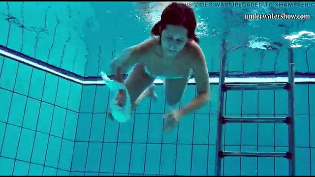 L'adolescente ungherese Nata Szilva mostra le sue abilità nel nuoto