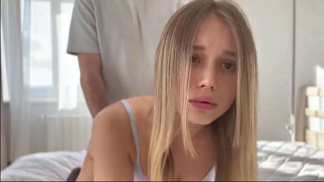 La nuova ragazza ha trovato le sue mutandine e mi sta masturbando il cazzo con loro