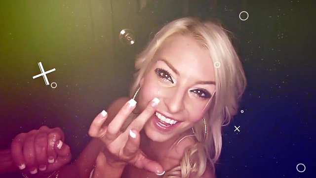 La rossa Cassie Solis inghiotte sborrate al Glory Hole dopo un deepthroat